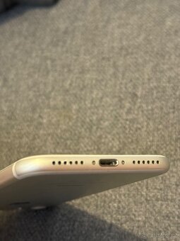 Stříbrný iPhone 7 32GB - 7