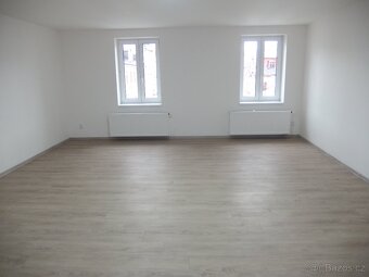 Pronájem bytu 1+kk s možností parkování a vl. vytápěním. - 7