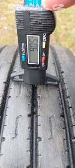 Prodám 2x zimní vodící nákladní pneu 235/75R17.5 - 7