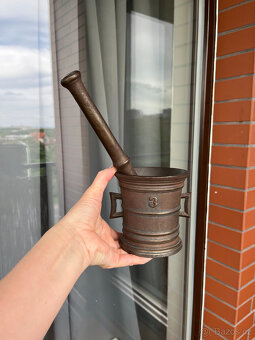 Starožitný litinový hmoždíř s tloukem č. 3 váha 2200g - 7