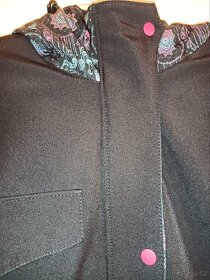 Zimní černý softshell kabát Shara L nosící - 7