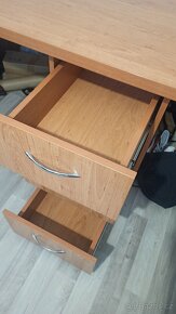 Mohutný psací stůl stavěný na zakázku - 7