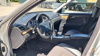 Mercedes-Benz E 211 2.6 Benzín (2004) - 7