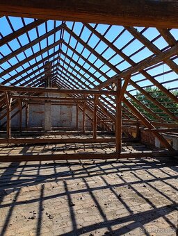 Staré trámy. staré krovy. Staré podlahové desky - 7