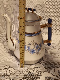 Stará porcelánová konvička. - 7