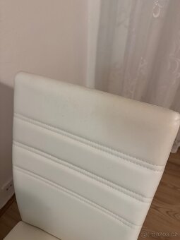 Prodám jídelní stůl se čtyřma židlema - 7