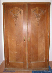 Skříň starožitná na šaty s ornamenty, dvoukřídlá + zásuvky - 7