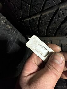 Prodám zimní pneu Bridgestone Blizak 285/45R21 - 7