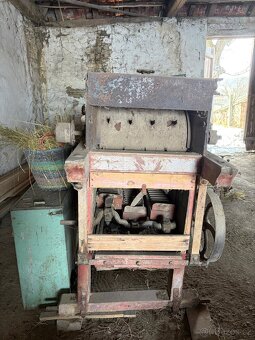 Starý zemědělský stroj – čistička / mlátička obilí - 7