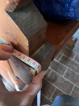 Starožitná vyřezávaná lavice s úložným prostorem - 7