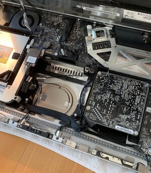 Apple iMAC 21.5 Model A1311. Funkční, bez HDD - 7