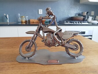 KOVOVÝ MODEL MOTOKROSOVÉHO JEZDCE NA MOTORCE HINZ & KUNST - 7