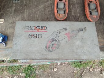 Ruční elektrický závitořez RIDGID 690 - 7