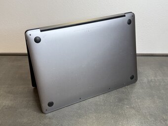 Macbook Pro 13" 2019 / I5 / 16GB / 256GB / Space gray
- 7