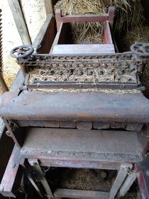 Starý zemědělský stroj - mlátička slamy - 7