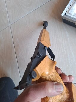 Pistole Tau 7 - 7
