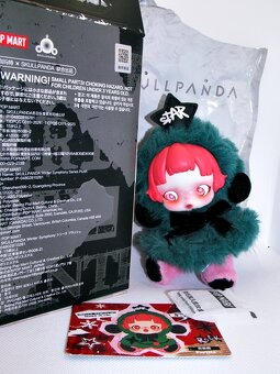 č.1 🐼POP MART SKULLPANDA plyšová panenka , přívěsek PARTITA - 7
