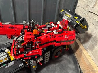LEGO Technic 42082 – Terénní jeřáb- přes 4000 dílů - 7