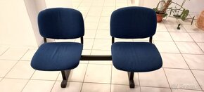 Prodáme polstrované čekárenské modré lavice - 7