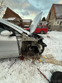 Golf 6 plus 2010 1.2 tsi bouraný na předek - 7