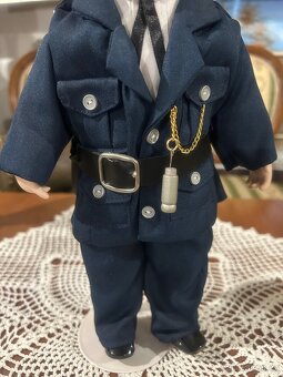 Porcelánová panenka policista z kolekce Leonardo - 7