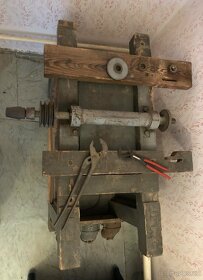 Cirkulárka s dlabačkou a stojan dlabačky. - 7