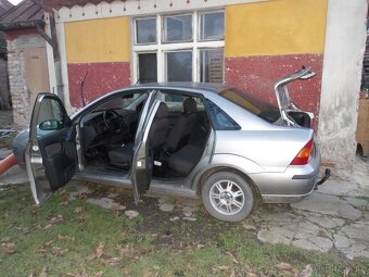 Ford Focus sedan benzín - 7