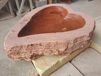 Pítka ve tvaru srdce z červeného pískovce - 7