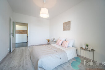 Prodej, byt 2 + KK, 65 m2, balkon, garážové stání, sklep, ul - 7