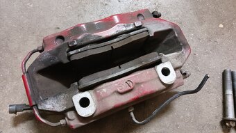 Brzdy 330mm 4 pístkové třmeny - 7