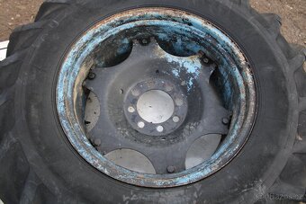 Zetor 6911 zadní kola 16,9-28 barum 50% vzorku - 7