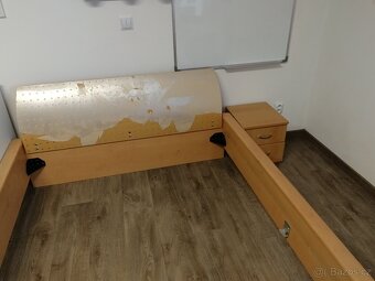 Postel 140 x 200 cm noční stolek dekor hruška - 7