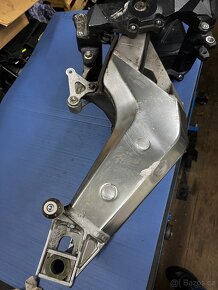 Zadní kyvná vidlice Aprilia RSV1000R Factory - 7