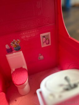 Barbie karavan se skluzavkou a Lola a Barbie panenkami - 7