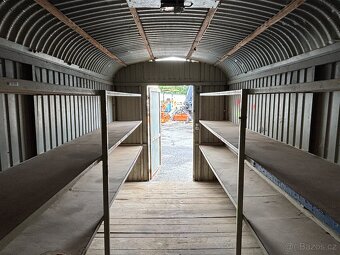 Stavební bouda s el. a regály / 5m délky - 7