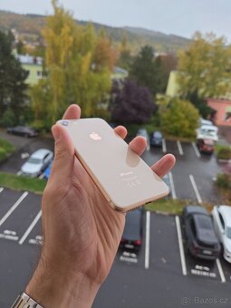 Apple iPhone 8 64GB Gold - baterie 85% - 7