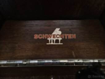 Starý stolní gramofon na kliku. - 7