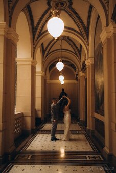 Svatební šaty, elegantní, třpytivé, s výstřihem do V, střih - 7