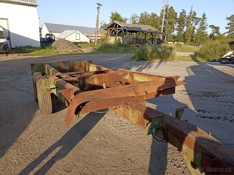 Podvozek s tandemovou nápravou z rozmetacího vozu. - 7