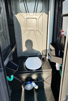 Nové mobilní přenosné WC s umyvadlem a pisoárem - 7