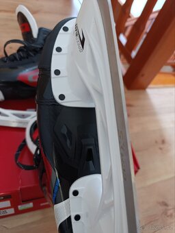 Prodám hokejové brusle CCM vel.11. - 7