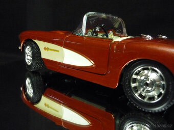 Chevrolet Corvette 1957 skořicový Bburago 1/18 - 7