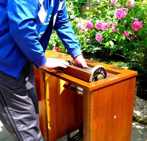 Starožitný cca 100 let starý skříňový šicí stroj - 7