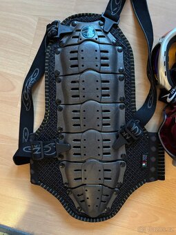 Lyžařská helma + chránič páteře - 7