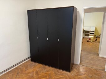 skrin, postele, kreslo, stolky - 7