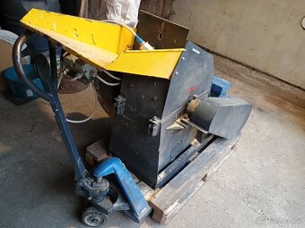 Prodám zánovní peletovací lis 10 kW a k němu drtič 11 kW - 7