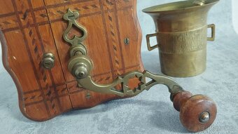 Starý mlýnek na kávu s intarzii + hmoždiř celek za 1599,- - 7