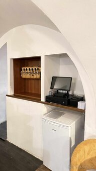 Srdce Hradce volá Přenechání stylové vinárny / baru - 7