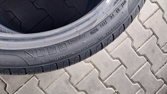 Prodám 2 x letní pneu Pirelli 235/40/19 - 7