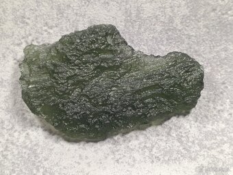 Krásný velký Vltavín z Chlumu, těžký14,36 gramu, ve stojánku - 7